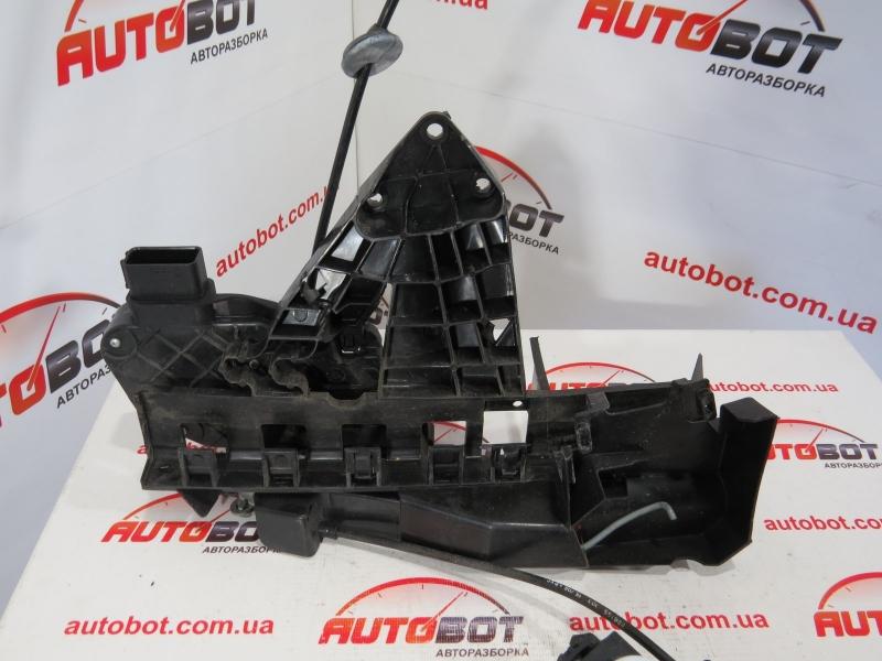 Заказать на FORD Focus Mk2 С307 (CB4) Кронштейн крепления замка двери передней