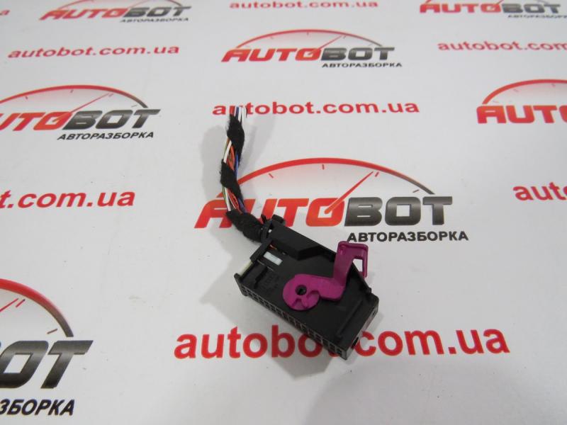 VOLKSWAGEN Polo Mk VI Корпус плоского разъема с колпачком (1J0972977) Заказать на VOLKSWAGEN Polo Mk VI Корпус плоского разъема с колпачком
