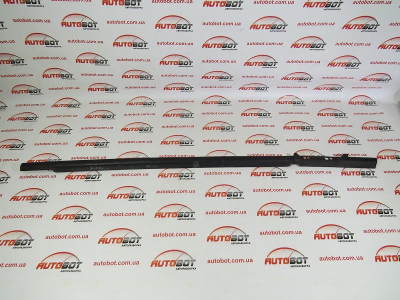 Заказать на PEUGEOT 807 (E) Направлящий уплотнитель двери передней левой