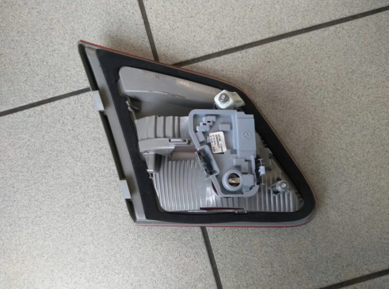 Заказать на MERCEDES-BENZ B-CLASS W242e (W246) Кронштейн плата заднего правого фонаря