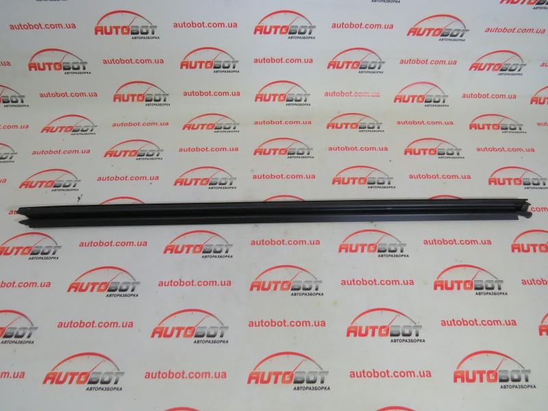 Заказать на VOLKSWAGEN Passat B7 (362, 365) Направляющий уплотнитель стекла переднего левого