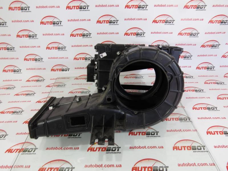 Заказать на KIA Opirus (GH) Нижняя часть направляющей вентилятора печки