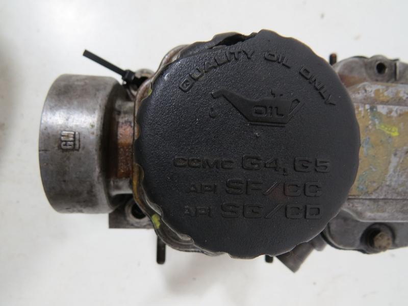 Замовити для В наявності! Деталі двигуна Кришка масляної горловини