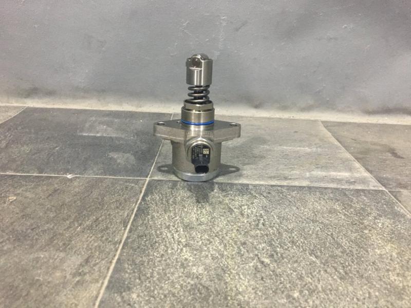 Паливний насос запчастини  Audi a84h фото